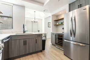 冷蔵庫、電子レンジ、オーブン、コンロ