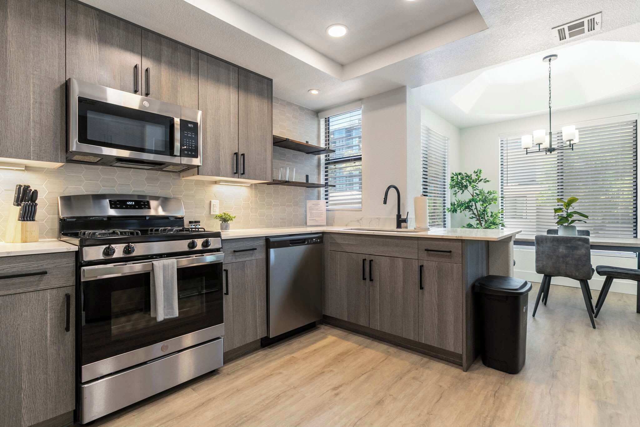 Kjøleskap, mikrobølgeovn, ovn og kokeplater