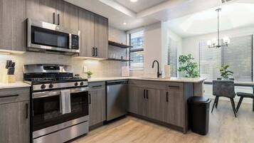 Frigorífico, microondas, horno y placa de cocina