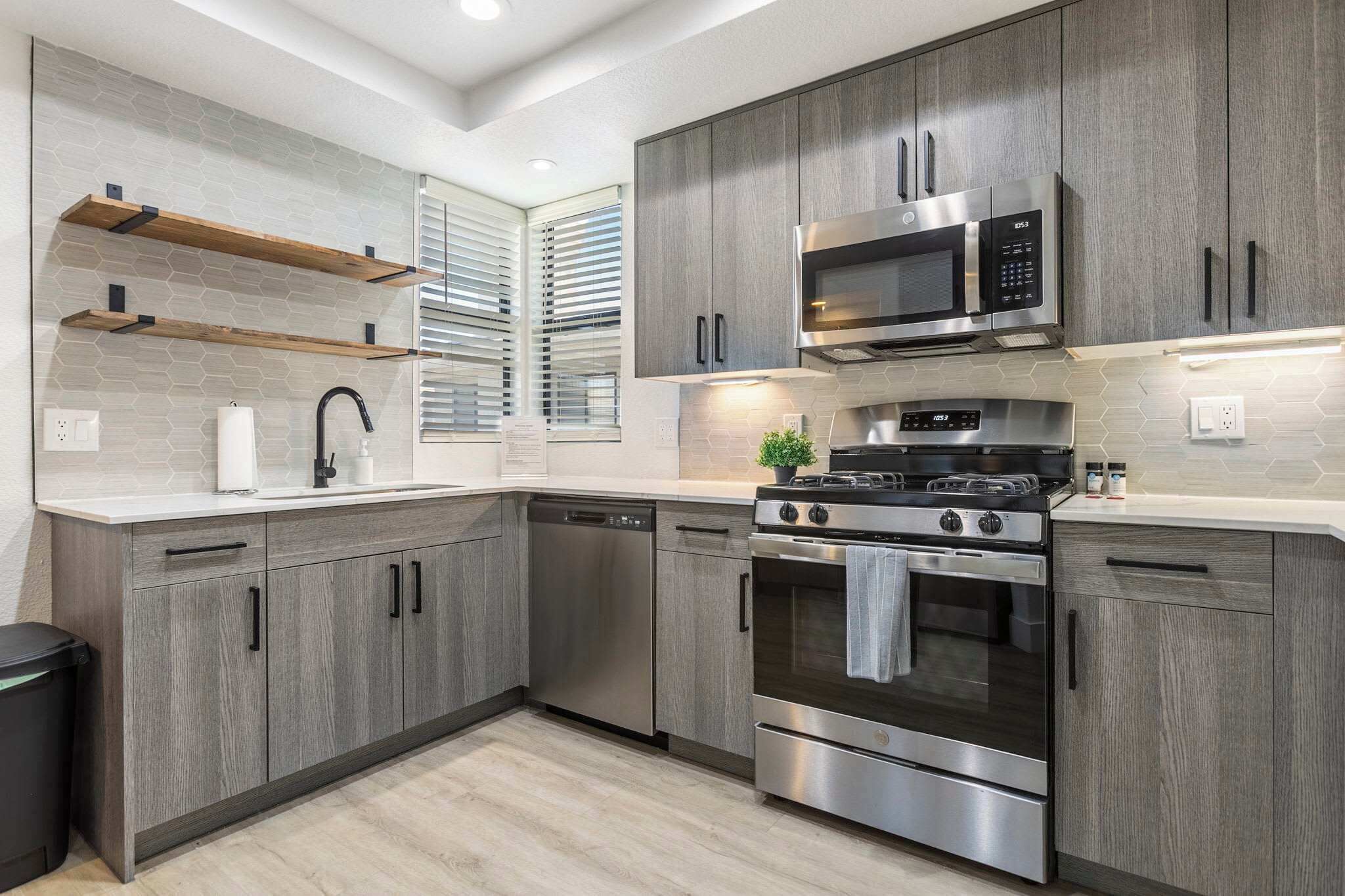 Refrigerador, microondas, horno, placa de cocina