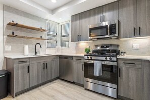 雪櫃、微波爐、焗爐、爐具