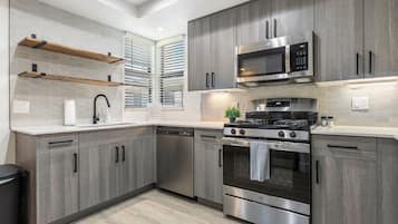 Frigorifero, microonde, forno, piano cottura