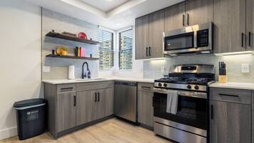 Een koelkast, een magnetron, een oven, een kookplaat