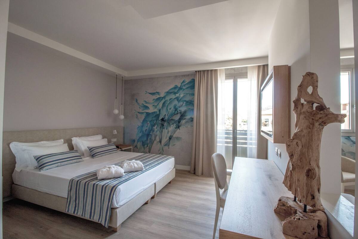 Suite, vista mare | 1 camera, una cassaforte in camera, tende oscuranti, insonorizzazione