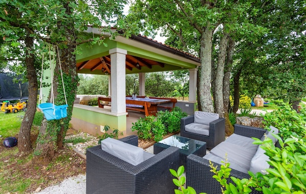 Outdoor dining - Cozy apartment in Cabrunici with WiFi (Cabrunici)