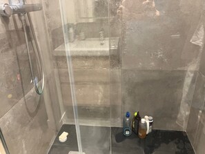 Séchoir à cheveux, serviettes fournies, savon, shampooing