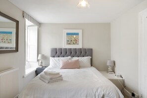 3 bedrooms, iron/ironing board, travel cot, WiFi - 18th Century Cottage w/ Garden, Central Newquay (Cornwall)