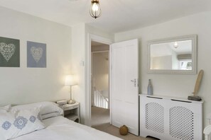 3 habitaciones, tabla de planchar con plancha, cuna de viaje y wifi