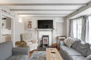 TV, fireplace, DVD player, offices - 18th Century Cottage w/ Garden, Central Newquay (Cornwall)