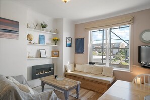 Télévision, cheminée, chaîne hi-fi