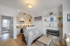 Fernseher, Kamin, Stereoanlage
