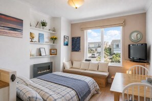 1 bedroom, iron/ironing board, WiFi, bed sheets - Apartment, Expansive Sea Views, Private Parking (Westward Ho!)