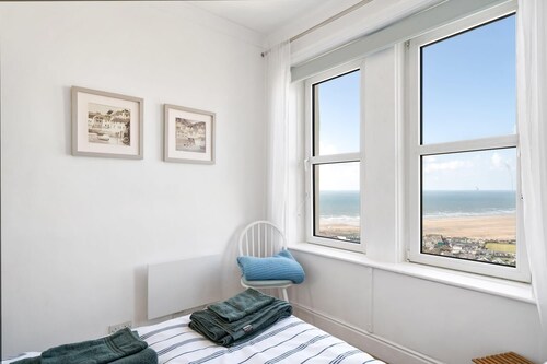 Apartment, Expansive Sea Views, Private Parking