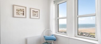 Apartment, Expansive Sea Views, Private Parking