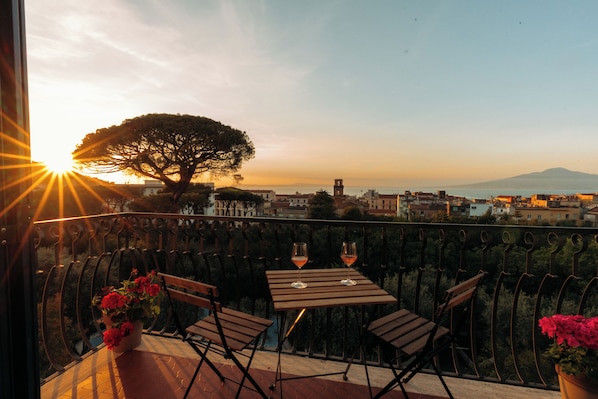 Luxury-Suite, Balkon, Meerblick | Zimmerausstattung
