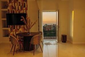 Suíte superluxo, sacada, vista para o mar | Área de estar | Smart TV 50 polegadas com canais a cabo, filmes recentes