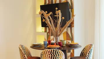Suite de lujo, balcón, vistas al mar | Zona de estar | Smart TV de 50 pulgadas con canales por cable, películas de estreno