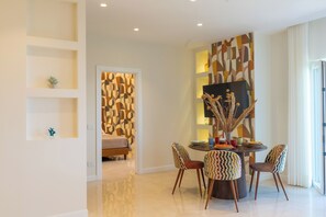Suite de lujo, balcón, vista al mar | Área de sala de estar | Smart TV de 50 pulgadas con canales por cable y películas de estreno