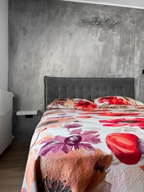 Tabla de planchar con plancha, wifi gratis y ropa de cama 