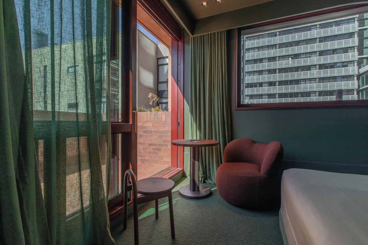 Chambre, 1 très grand lit, balcon | Draps italiens Frette, literie de qualité supérieure