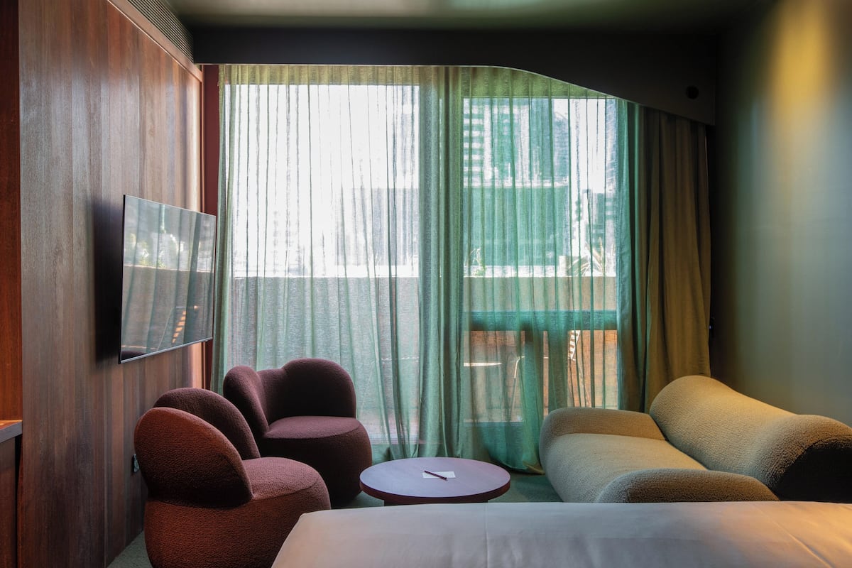 Chambre, 1 très grand lit, balcon | Coin séjour | TV connectée de 55 pouces avec chaînes numériques, services de streaming