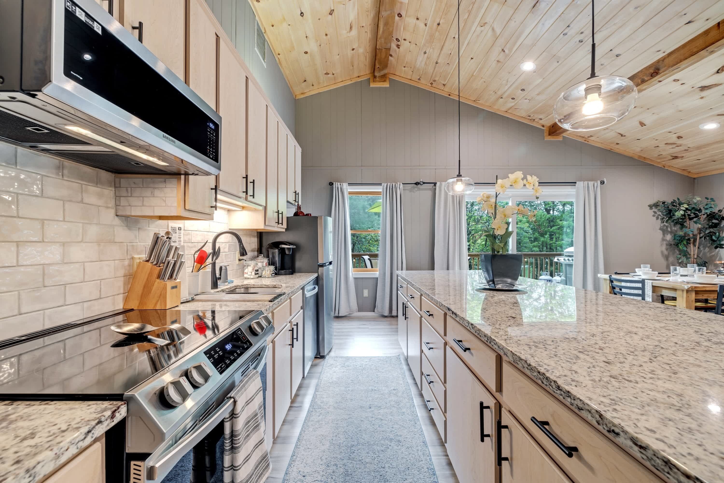 Frigorífico, microondas, horno y placa de cocina