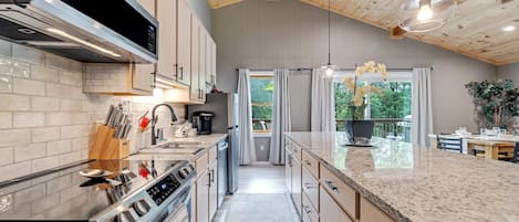 Frigorífico, microondas, horno y placa de cocina