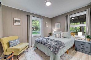 3 bedrooms, desk, iron/ironing board, travel cot