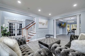 Televisie, een open haard, videospelletjes en boeken