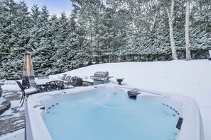 Outdoor dining - Luxe Getaway | Hot Tub, Sauna, Theater & Game Room (East Stroudsburg)