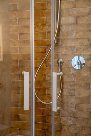 Douche, sèche-cheveux, bidet, serviettes fournies