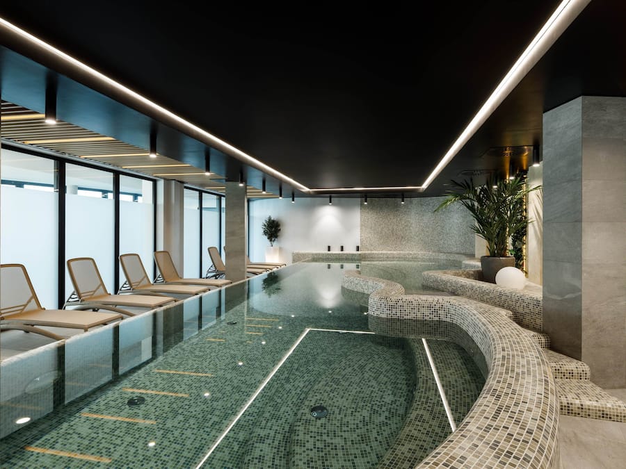 Una piscina techada, una piscina al aire libre de temporada