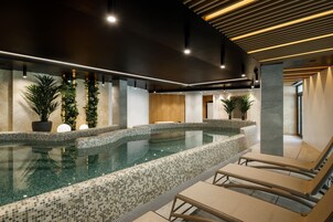 Una piscina cubierta, una piscina al aire libre de temporada