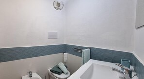 Haartrockner, Handtücher, Toilettenpapier