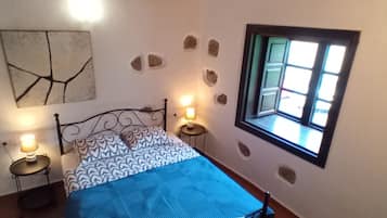 1 dormitorio, tabla de planchar con plancha, wifi y ropa de cama