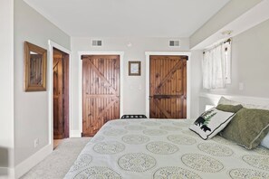 4 bedrooms, iron/ironing board, travel cot, WiFi - Seneca Wine Trail | Lakefront | Hot Tub | Dock (Geneva)