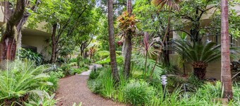 Spacious 2-Bed, 2-Bath Moments from Avalon Beach