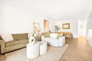 TV, offices - Spacious 2-Bed, 2-Bath Moments from Avalon Beach (Avalon Beach)