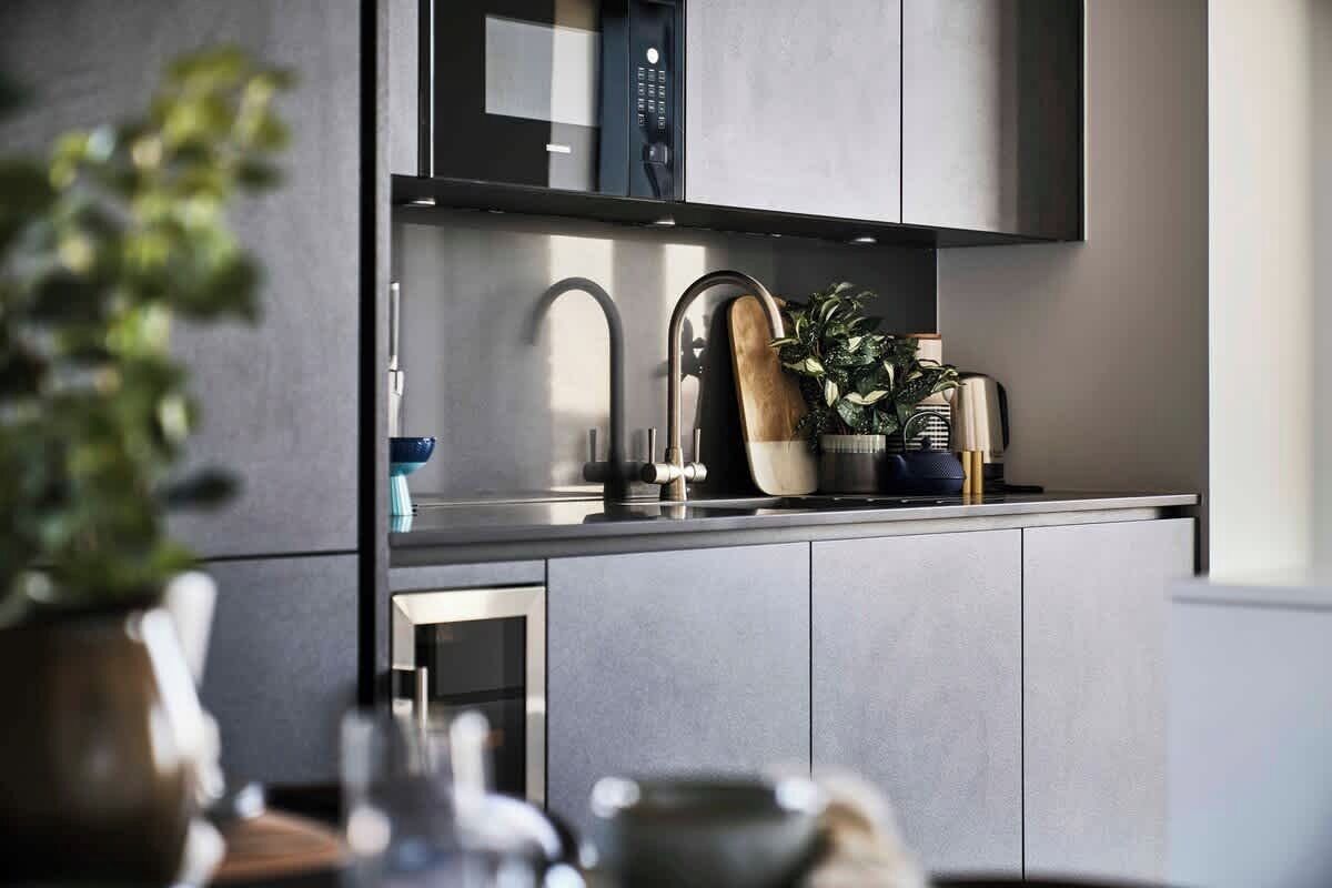 Kjøleskap, mikrobølgeovn, ovn og kokeplater