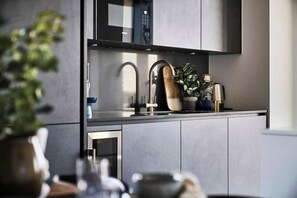 冷蔵庫、電子レンジ、オーブン、コンロ