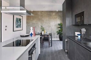 Refrigerador, microondas, horno, placa de cocina