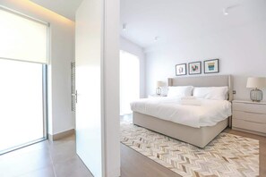 2 habitaciones, tabla de planchar con plancha, cuna de viaje y wifi 