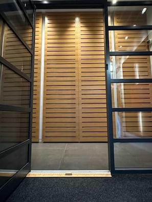 Interior - Beautiful, modern, air-conditioned, Shoreditch (Greater London)