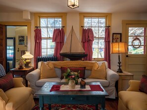 Living area - Historic 1874 Packer Homestead~ A New England Inspiration! Welcome to warm hospitality! (Mystic)