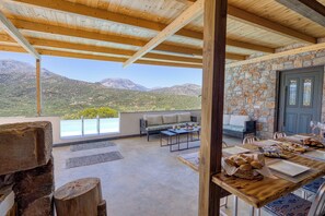 Outdoor dining - Villa Vorno (Exo Lakkonia)