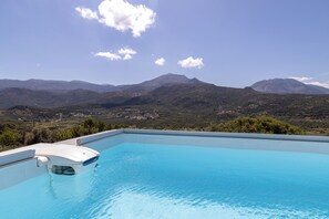 Outdoor pool - Villa Vorno (Exo Lakkonia)