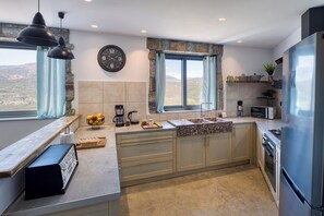 Fridge, microwave, oven, stovetop - Villa Vorno (Exo Lakkonia)