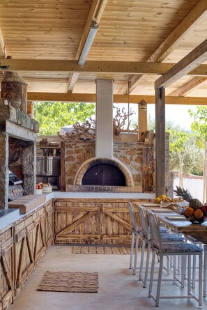 Outdoor dining - Villa Vorno (Exo Lakkonia)