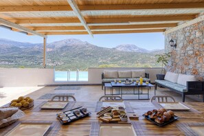 Outdoor dining - Villa Vorno (Exo Lakkonia)