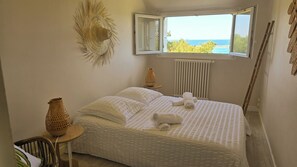 4 dormitorios, escritorio, tabla de planchar con plancha y cuna de viaje